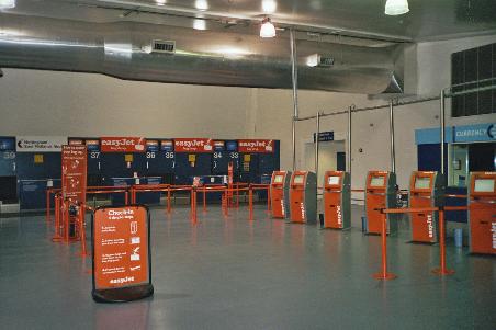 Check in und Kofferabgabe am Flughafen Nottingham East Midlands (es war nicht so früh, wie es ausgestorben aussieht!)