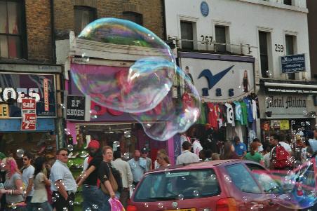 buntes Treiben und Seifenblasen am Camden Market