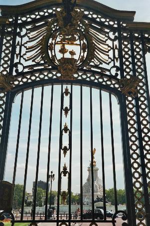 Blick durch das Tor vom Green Park auf's Victoria-Denkmal