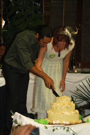 und auch der anschnitt der hochzeitstorte darf nicht fehlen. die hat echt göttlich geschmeckt und auch noch selber gemacht von einer freundin der beiden