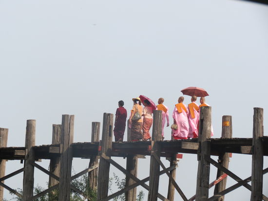 älteste Teakwood Brücke U-Bein bridge in Burma (in Mandalay), Nonnen überqueren diese 1,2km lange Brücke bei praller Sonne