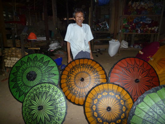 Parasols  - traditionelle Schirme aus Burma - dies ist einer der ältesten Familienbetriebe in Burma, die solche Regenschirme herstellen - wow!!!