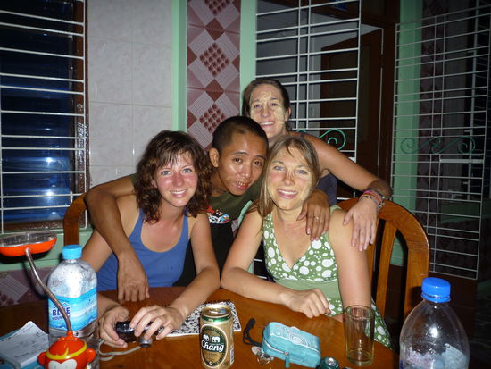 Koko hat mich geschminkt, das ist echt prima - das kühlt voll das Gesicht und alle Frauen in Burma sind so geschminkt