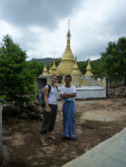 dieser nette Burmese hat mir einfach "sein" kleines Dorf gezeigt und natürlich Kloster und Pagoda