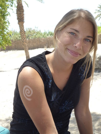 glückliche Caro am Toten Meer und mein Sonnentattoo strahlt mit mir um die Wette