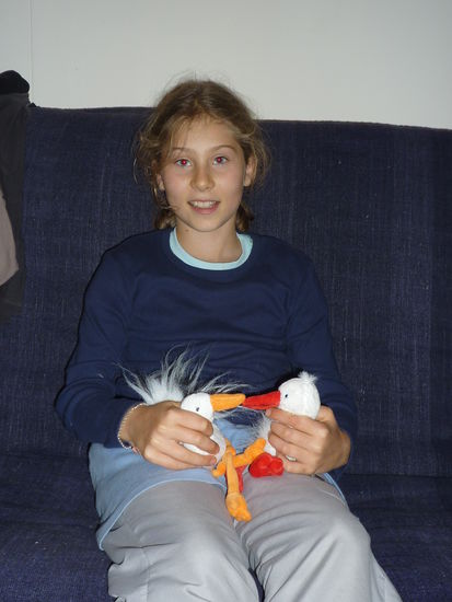 Lena mit Misses Longlegs und Misses Shortlegs unsere beiden Störche (so wurden sie getauft von Lena und Rosi und so heißen sie jetzt)