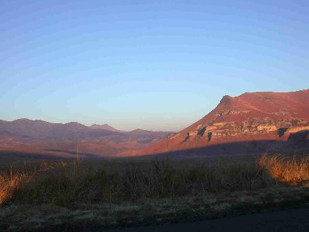 ... die die Berge gelb-golden anleuchten.