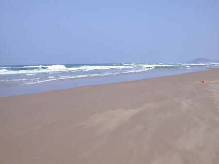 Am Strand von St. Lucia weht ein starker Wind einem den Sand an die Beine