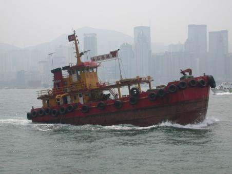 Kurioses Boot vor Hong Konger Skyline