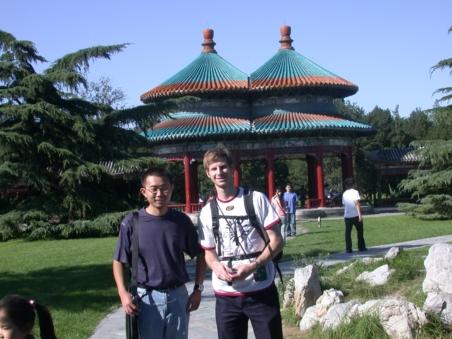 Zhou und Maxim vor dem Zwillingspavillon