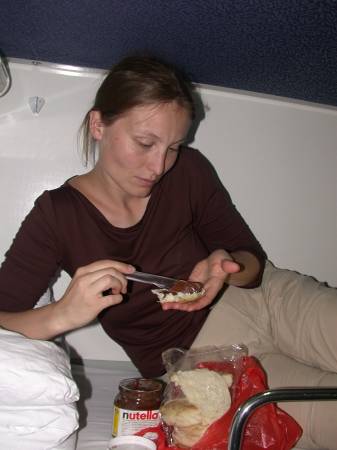 Claire beim Frühstückvorbereiten (immer dabei - Nutella!)