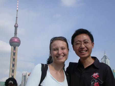 Claire und Zixin vor der Perle des Orients