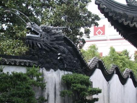 Glücksdrache auf der Mauer