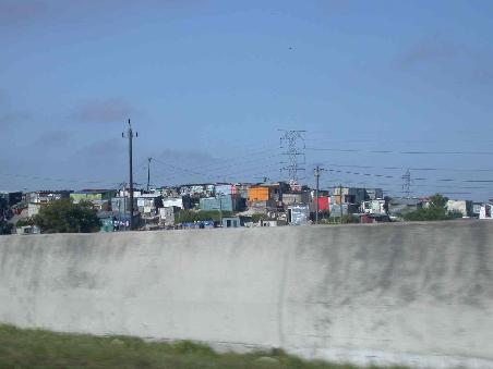 Slums am Rande der Autobahn N2
