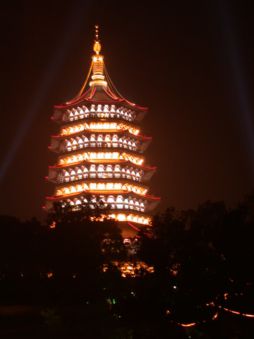 Wir sehen die erleuchtet Pagode in der Ferne