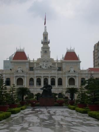 Hotel de Ville (Rathaus) und Ho Chi Minh Denkmal
