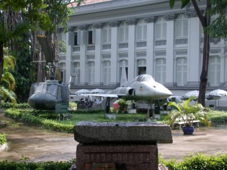 Zeugen des amerikanischen Krieges in Vietnam vor dem Stadtmuseum