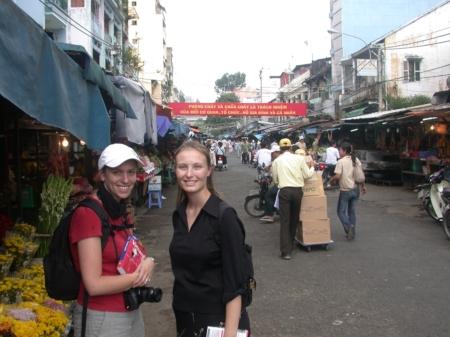 Doerthe und Claire auf dem Strassenmarkt