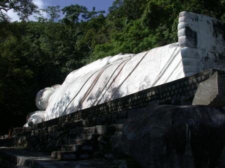 ... der liegende Buddha (48m lang und 10m hoch)