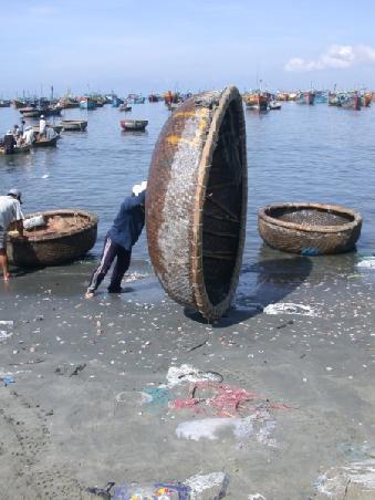 Koerbe, die als Boot dienen