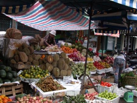 Kleine Lichiart in glatter Schale und dicke Jackfruit mit Igelschale