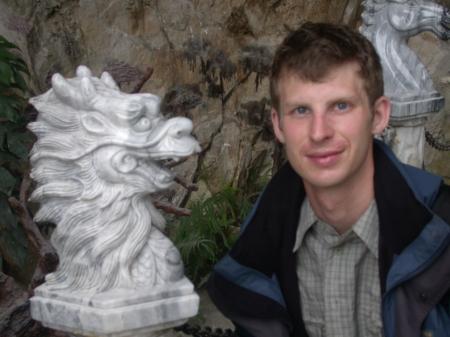 In der chinesischen Rechnung ist Maxim im Jahr des Drachen geboren.