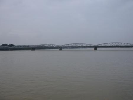 Trang Tien-Bruecke bei Tag