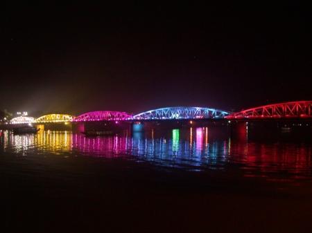 Trang Tien-Bruecke bei Nacht