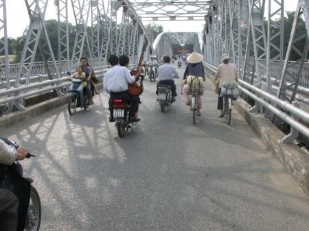 Mit dem Fahrrad auf der Trang Tien-Bruecke