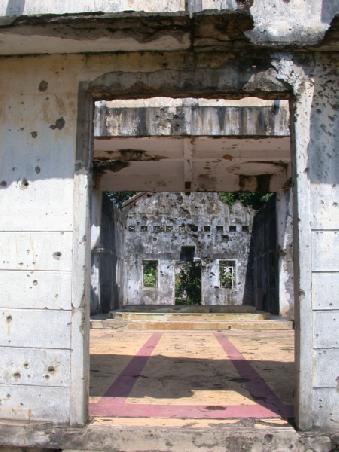 Frame of a Church, Grundmauern einer zerbomten Kirche