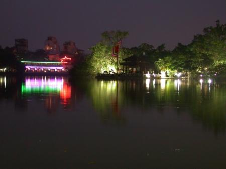 Ufer des Hoan-Kiem Sees bei Nacht