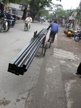 (2) Balanceakt: Transport von Stahlrohren mit dem Fahrrad