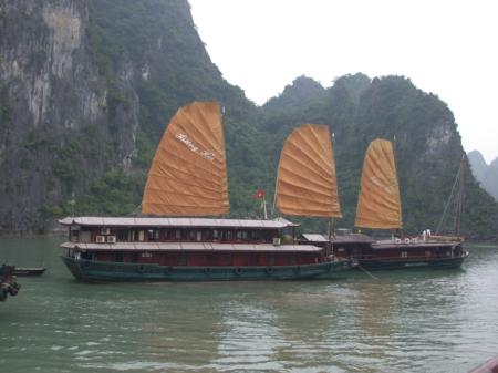 Schoene Segelboote in der Bucht von Hang Sung Sot