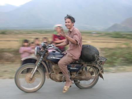 Motorbike als Viehtransporter (schreiendes Schwein auf dem Gepaecktraeger)