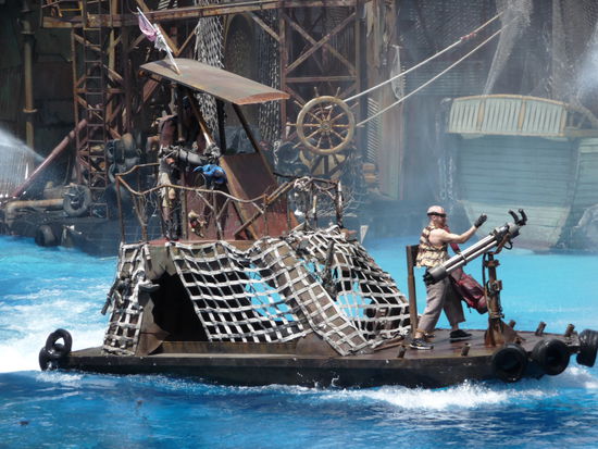 Universal Studios - Hollywood     Waterworld Show