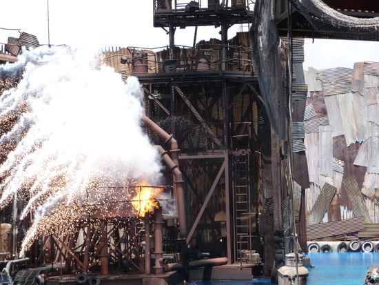 Universal Studios - Hollywood     Waterworld Show
