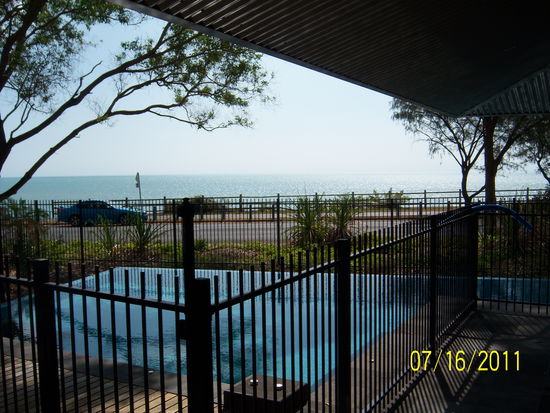 Pool mit Blick aufs Meer