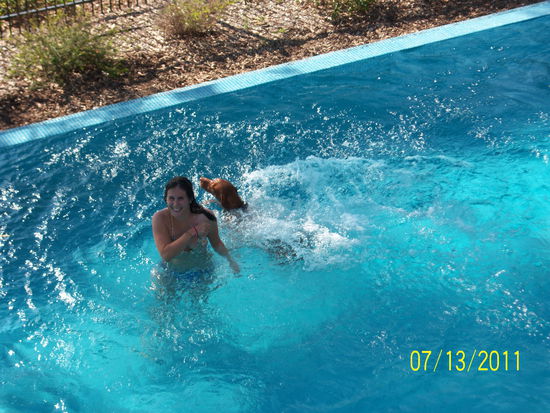 Thalia und Costa spielen im Pool