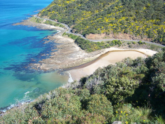 Blick von einem Aussichtspunkt auf das wunderschön aussehende Wasser. Die gelben Flecken sind Blüten die riechen wie die gelbe Ahoi Brause.