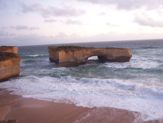 London Arch. Der jetzt fehlende Teil zwischen Festland und freistehendem Fels stürzte vor 20 Jahren ein - zu diesem Zeitpunkt befand sich noch jemand auf dem Fels.