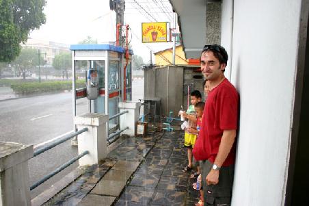 Die ersten Tage hatten wir mit dem Wetter nicht gerade Glueck. Innerhalb von Sekunden wurde man bei diesem Gewitterregen total durchnaesst. Und wir konnten unser Hoesschen ja nicht einfach ausziehen...gell Tami ;o)