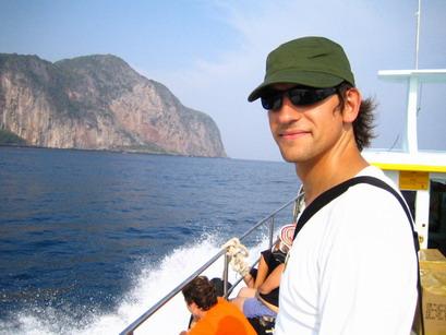 Auf dem Weg nach Ko Pha Ngan. Typisch, die steilen Felsen der Insel. Da dachte ich natuerlich gerade mal wieder an Tami... 1000 Kuesse nach Hause
