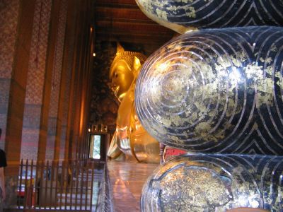 Liegender Buddha in Bangkok ... ganze 42m lang und somit gerade noch ins Bild bekommen (vorne rechts sind die Fuesse)