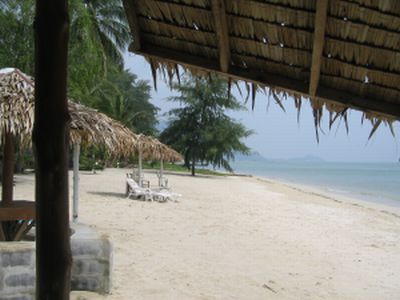 der strand von unserer liegebar aus gesehen