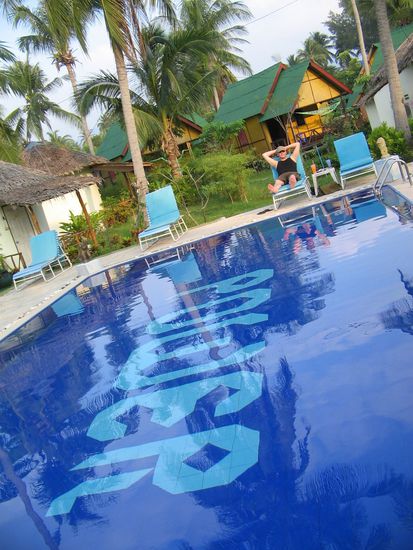 chris entspannt am pool