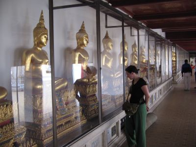unten am tempel, hunderte buddhas, die ueber die toten wachen