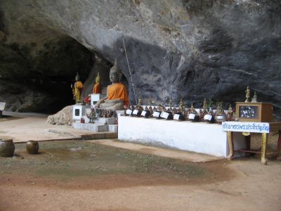 wachender Buddha am Hoehleneingang