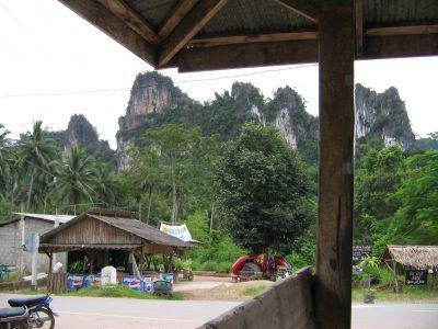 warten auf den bus in khao sok