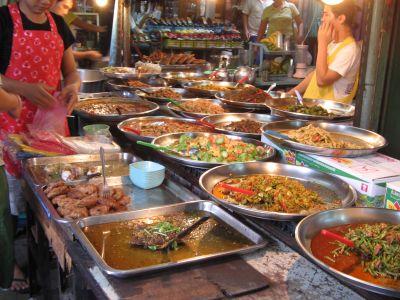 thailaender lieben das essen und so steht an heder strassenecke ein stand mit allem worauf man ggf. hunger haben koennte