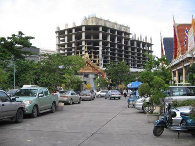 ... das wird wohl ein neues hotel ... gibt ja auch so wenig hier in bangkok